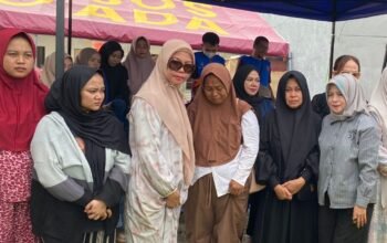 Ketua TP PKK Bulukumba Ajak Korban Kebakaran Tetap Sabar Sambil Serahkan ki Bantuan Sembako dan Takjil