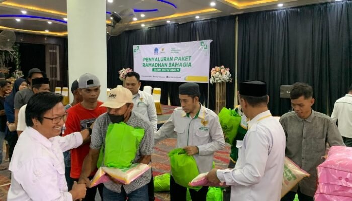 Mabbarakkai, BAZNAS Bone Bagikan 496 Paket Ramadhan Bahagia kepada Petugas Kebersihan DLH