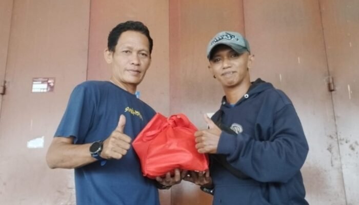 Jaga Solidaritas di Bulan Suci, AMJI-RI Sinjai Berbagi Sembako kepada Jurnalis