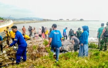 Koramil Pitumpanua Bersama Tripika Bersihkan Pantai, Tingkatkan Kepedulian Lingkungan