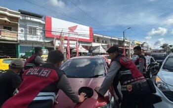 Cocok ki Tauwwa Polisi di Bulukumba Bantu Dorong Mobil Mogok