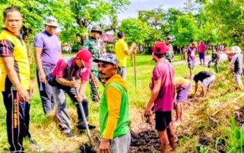 Koramil Tanasitolo dan Warga Gotong Royong Bersihkan Talut, Cegah Genangan Air