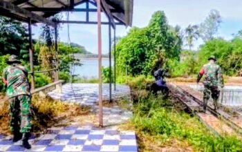 Koramil Maniangpajo Bersama Warga Bersihkan Drainase dan Permandian Kalola