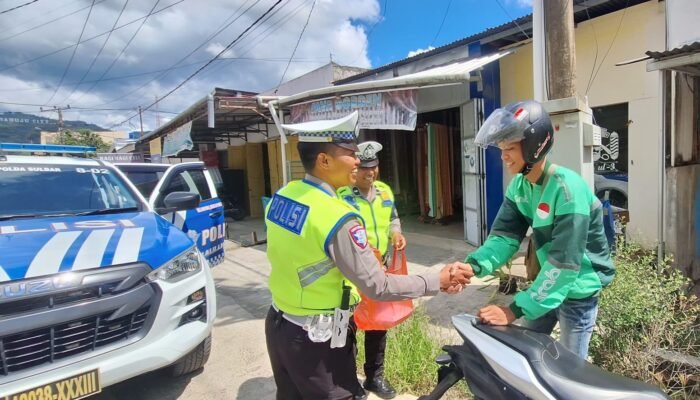 Jumat Penuh Berkah, Ditlantas Polda Sulbar Bagikan ki Makanan Gratis untuk Ojol dan Tukang Becak