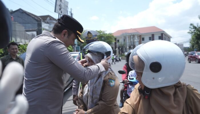 Dihentikan Polisi, Warga Gowa Malah Dapat Ki Helm Gratis: Aksi Humanis Polantas Tuai Pujian