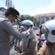 Dihentikan Polisi, Warga Gowa Malah Dapat Ki Helm Gratis: Aksi Humanis Polantas Tuai Pujian
