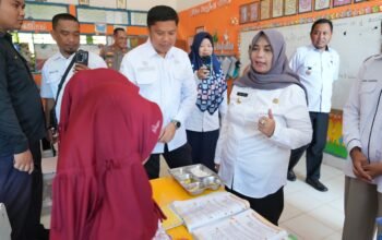 Pastikan Gizi Siswa Terpenuhi, Bupati Sinjai Tinjau Langsung SPPG dan Distribusi MBG di Dua Kecamatan