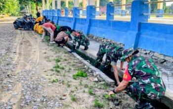 Bersama Mahasiswa KKN, Koramil Sabbangparu Gelar Karya Bhakti di Kelurahan Sompe untuk Pererat Kemanunggalan TNI dengan Rakyat