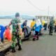 Koramil Pitumpanua Bersihkan Pantai Bareng Tripika dan Warga