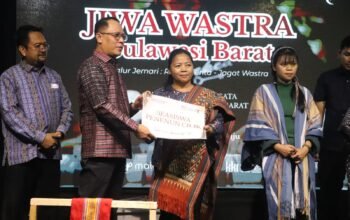 Festival Jiwa Wastra Dibuka, Pemprov Sulbar Perkuat ki Strategi Pengembangan Tenun