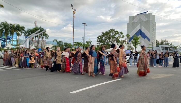 Dispoparekraf Sulbar Gelar ki Fashion Show di Landscape Mamuju hingga Bundaran Maleo