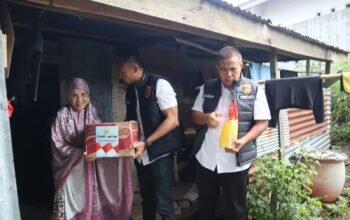 Kasat Reskrim Polres Sinjai Salurkan Bantuan Sembako untuk Warga Kurang Mampu