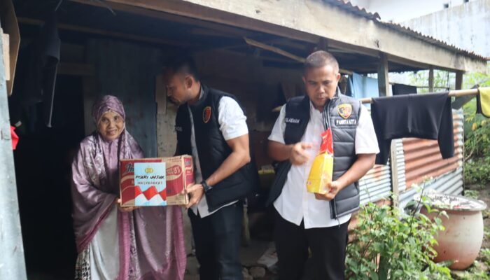 Kasat Reskrim Polres Sinjai Salurkan Bantuan Sembako untuk Warga Kurang Mampu