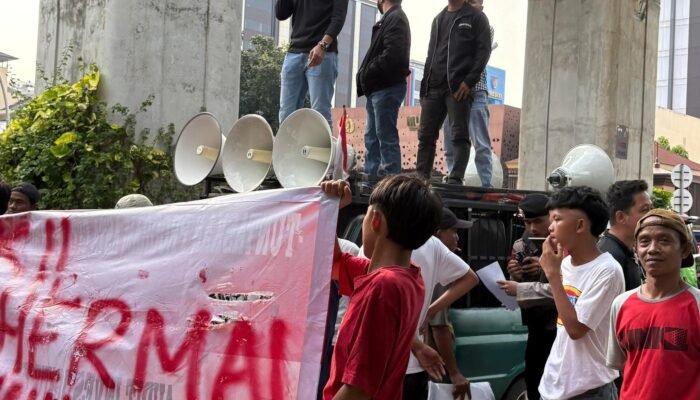 AKSI JILID I MELETUP DI DEPAN PLN, GELOMBANG PERLAWANAN BERLANJUT KE AKSI JILID II