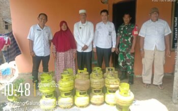 Dinsos Bulukumba Salurkan ki UEP Kepada Lima Orang PPKS