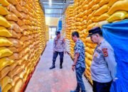Kapolsek Maniangpajo Tinjau Stok Beras dan Jagung di Gudang Bulog, Pastikan Ketersediaan Aman