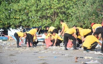 Peduli Lingkungan, Polres Bulukumba Bersihkan ki Tauwwa Pantai Merpati