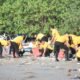 Peduli Lingkungan, Polres Bulukumba Bersihkan ki Tauwwa Pantai Merpati