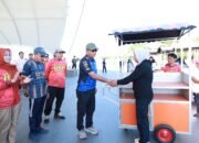 Dibantu Gerobak, Andi Utta Minta ki Pelaku UMKM Jaga Kerapihan dan Kebersihan Pantai Merpati