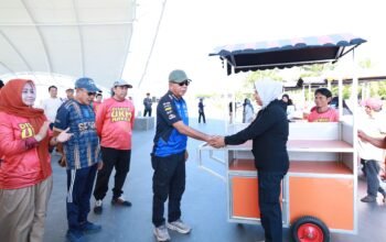 Dibantu Gerobak, Andi Utta Minta ki Pelaku UMKM Jaga Kerapihan dan Kebersihan Pantai Merpati