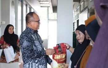 Lapas Bulukumba Bagikan ki Sembako Kepada Keluarga Warga Binaan dan Masyarakat