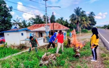 Babinsa Koramil 1406-10/Pitumpanua Laksanakan Gotong Royong Bersama Warga