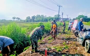 Koramil 1406-09/Sajoanging Bersama Warga Bersihkan Bahu Jalan dan Saluran Air