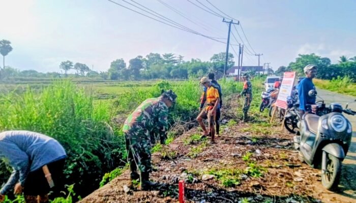 Koramil 1406-09/Sajoanging Bersama Warga Bersihkan Bahu Jalan dan Saluran Air