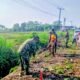 Koramil 1406-09/Sajoanging Bersama Warga Bersihkan Bahu Jalan dan Saluran Air