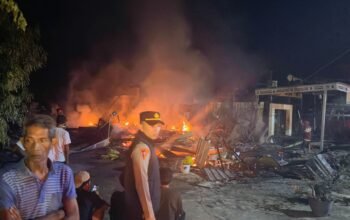 Polsek Tanasitolo Lakukan Pengamanan Lokasi Kebakaran di Pakkanna, Kerugian Capai Rp2 Miliar