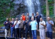 Promosikan ki Potensi Alam, Kapolda Sulbar Bareng PJU Jelajahi Keindahan Air Terjun Tamasapi