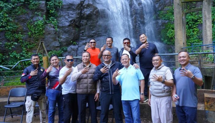 Promosikan ki Potensi Alam, Kapolda Sulbar Bareng PJU Jelajahi Keindahan Air Terjun Tamasapi