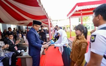 Hardiknas 2026, Gubernur Suhardi Duka Fokus ki Tangani Anak Putus Sekolah di Sulbar