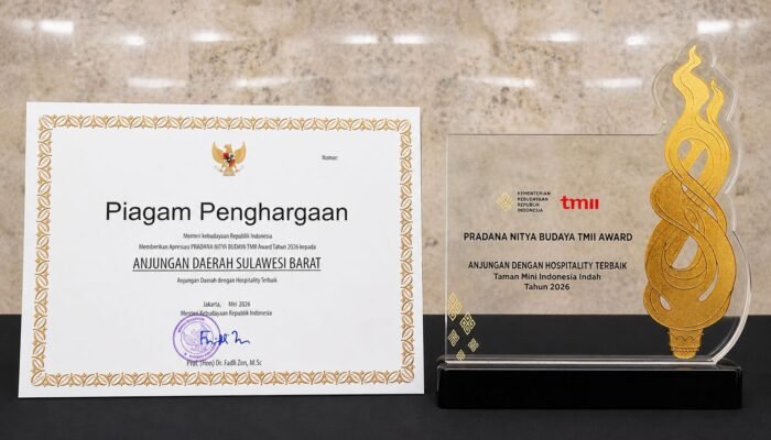 Kementerian Kebudayaan RI Anugerahkan ki Dua Penghargaan untuk Anjungan Sulawesi Barat di TMII