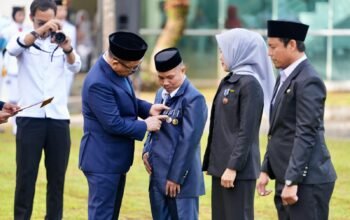 Hardiknas 2026 di Sulbar, Gubernur Suhardi Duka Anugerahkan ki Satyalancana untuk ASN Berdedikasi
