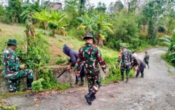 Koramil 1406-10/Pitumpanua Bersama Warga Bersihkan Jalan dan Selokan di Bulusiwa