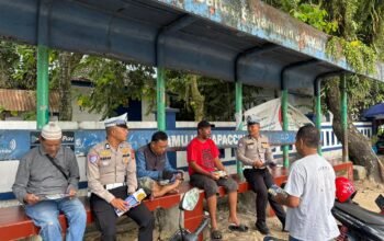 Ditlantas Polda Sulbar Perkuat ki Pemahaman Tertib Berlalu Lintas Lewat Pembagian Leaflet, Wujudkan Bulan Tertib Berkeselamatan