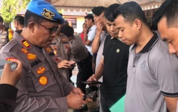 Cegah Judi Online, Propam Polres Sinjai Sidak Ponsel Personel Secara Mendadak