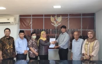 Perkuat ki Layanan Informasi, KominfoSS Sulbar Serahkan DIP Pemprov ke Komisi Informasi