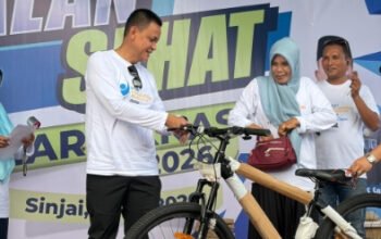 Jalan Sehat Hardiknas 2026 Sinjai Meriah, Kajari Budiman Serahkan Doorprize Sepeda