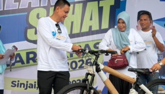 Jalan Sehat Hardiknas 2026 Sinjai Meriah, Kajari Budiman Serahkan Doorprize Sepeda