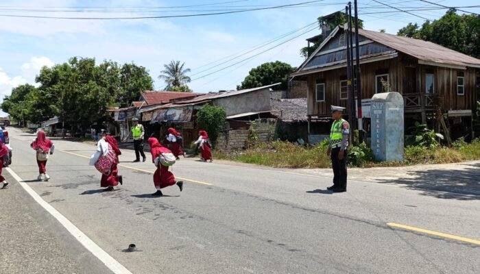 Jaga Keamanan dan Ketertiban, Polantas Polda Sulbar Lakukan Pengaturan dan Edukasi Lalu Lintas Menyeluruh di SD Inpres Auni Kalukku