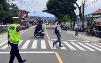 Jaga Keamanan di Jam Sibuk, Ditlantas Polda Sulbar Aktif ki Berikan Pelayanan dan Edukasi Lalu Lintas di SMA Negeri 1 Kalukku