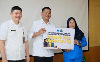 Tawwa, upati Bantaeng Serahkan Dua Paket Umroh Gratis ke Pegawai RSUD Prof. Anwar Makkatutu