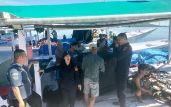 Langkah Nyata Dorong Kepatuhan Nelayan Demi Masa Depan Ekonomi Biru, DKP Sulbar Periksa ki Dokumen Kapal di Tengah Laut