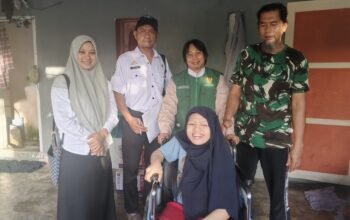 Kadis Sosial Serahkan ki Bantuan Kursi Roda Kepada Penyandang Disabilitas di Kelurahan Ela ela
