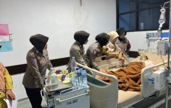 Polwan Polres Bulukumba Besuk ki Syifa di RSUD.