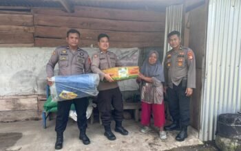 Tauwwa Polres Bulukumba Berikan  Bibit dan Alat Pertanian Kepada Petani di Desa Taccorong