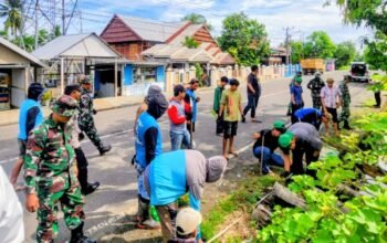 Koramil Tanasitolo Bersama Warga Gotong Royong Bersihkan Masjid dan Lingkungan Pemukiman