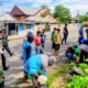 Koramil Tanasitolo Bersama Warga Gotong Royong Bersihkan Masjid dan Lingkungan Pemukiman